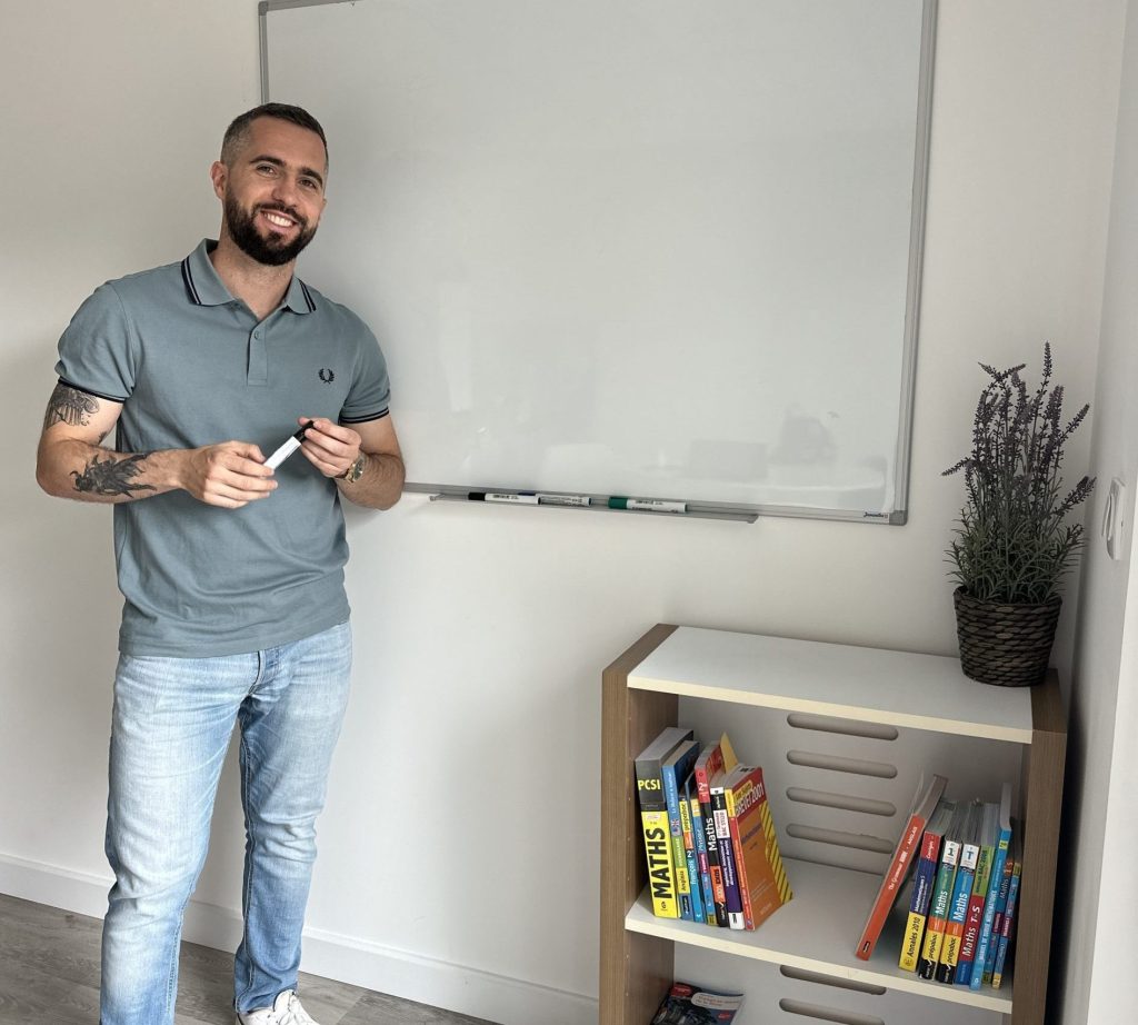 Professeur de mathématiques au tableau à Fondettes près de Tours