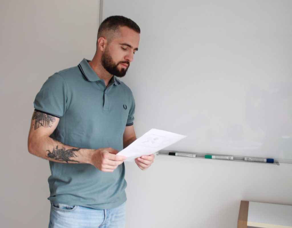 Professeur de maths préparant un cours particulier